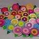 Bunte Blumen als Haargummis