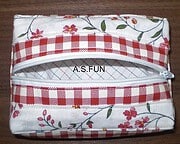 gefütterte Feuchtuchtasche mit Ecken und Zipp