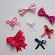 Kleine Schleifchen aus Stoff und Satinband