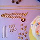 Goldschmuck mit Holzperlen