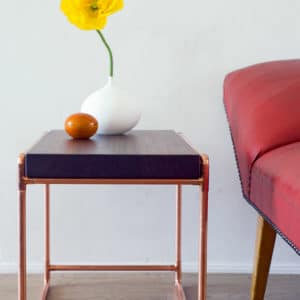 Beistelltisch aus Nussbaumholz und Kupferrohr (Freebie)