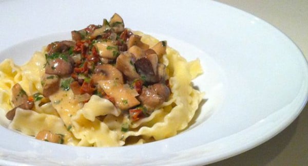 Pasta mit aromatischer Pilzsauce und getrockneten Tomaten