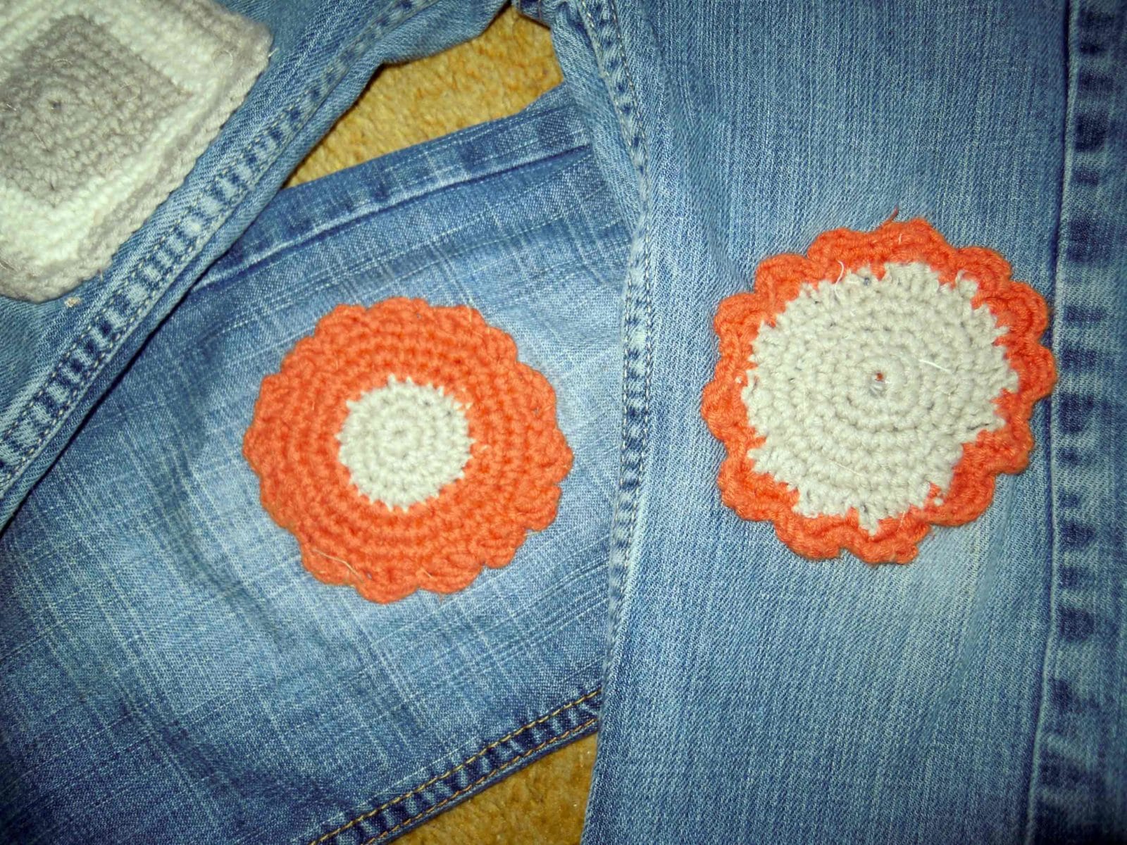Häkelblumen für löchrige Kinderhosen