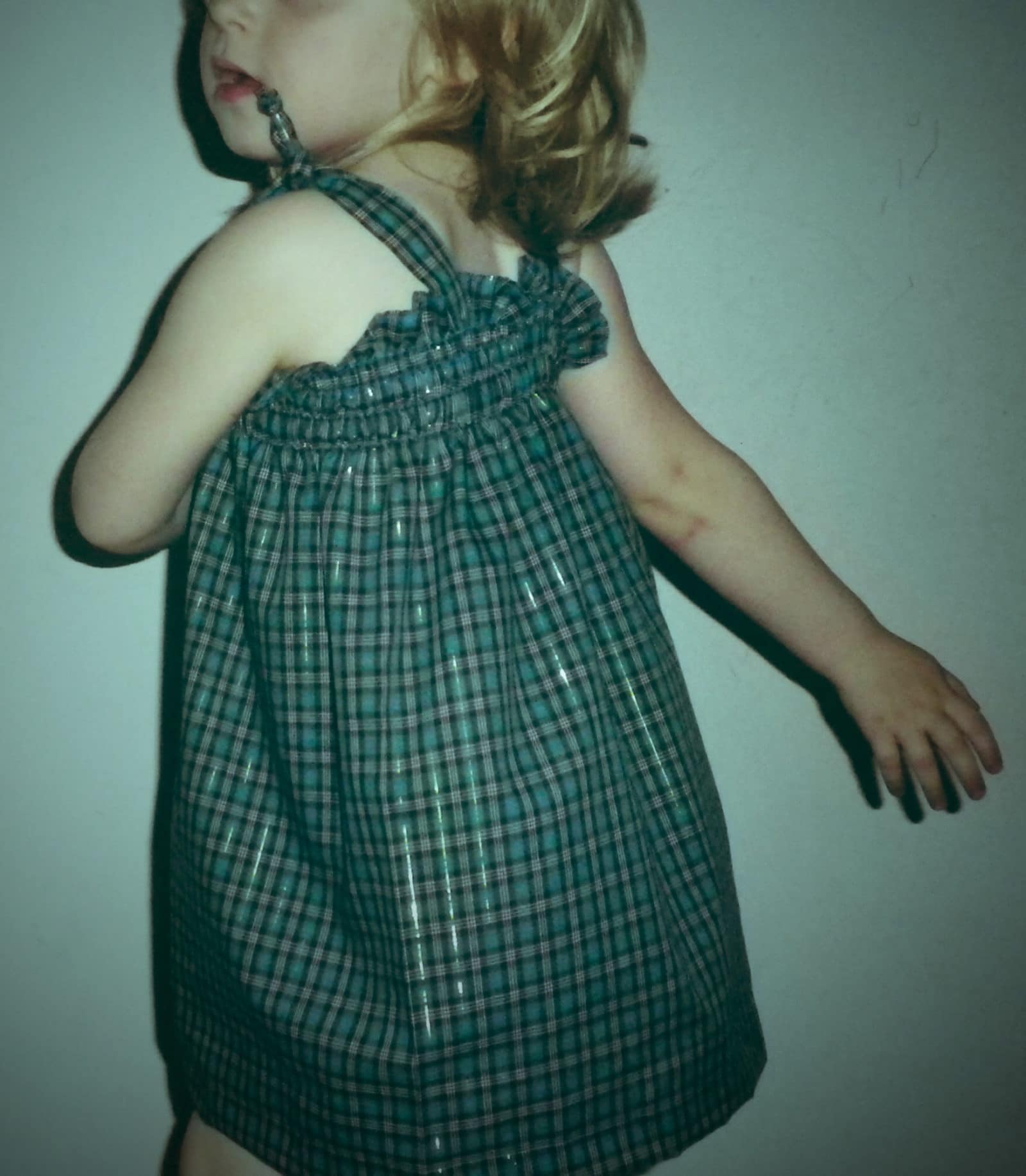 Ein einfaches Kleid ohne Schnittmuster für Mädchen und Frauen