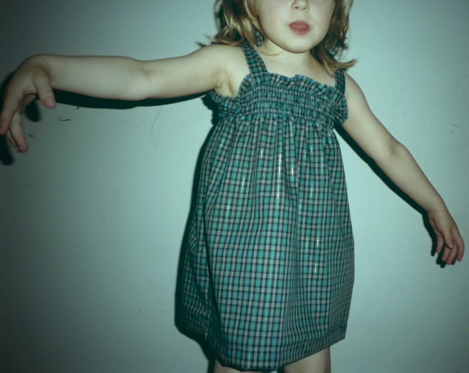 Ein einfaches Kleid ohne Schnittmuster für Mädchen und Frauen