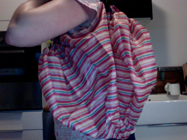 Eine Tasche aus einem kaputten Regenschirm