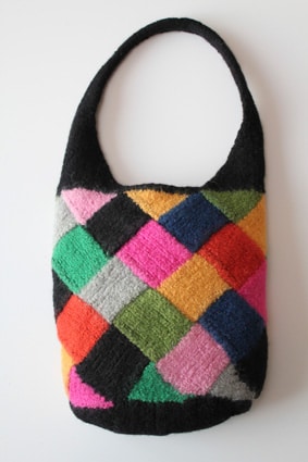 Gestrickte Filztasche mit Gurt