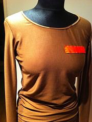 longsleeve braun mit brustpatch neonorange