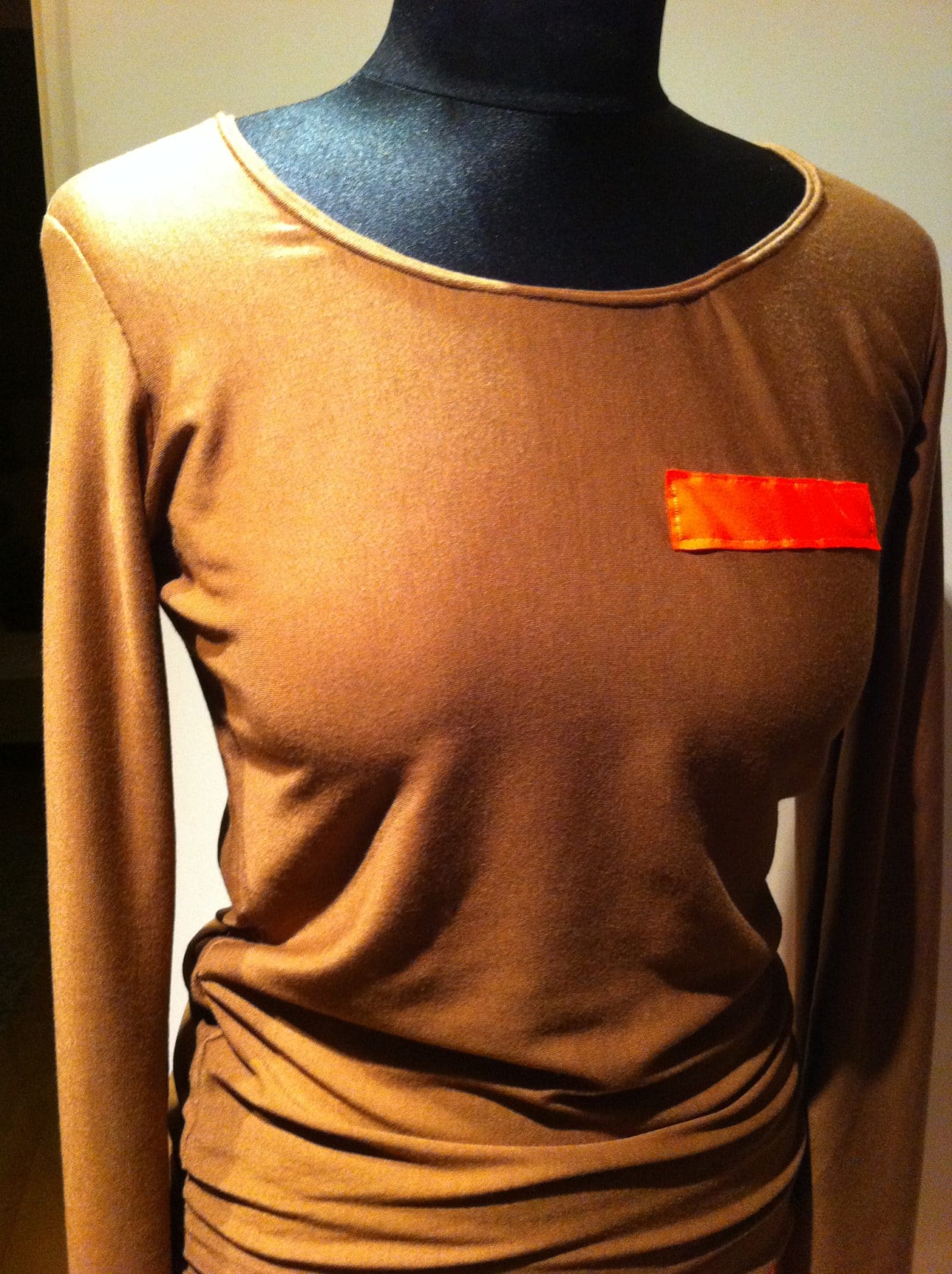 longsleeve braun mit brustpatch neonorange
