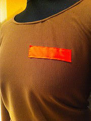 longsleeve braun mit brustpatch neonorange