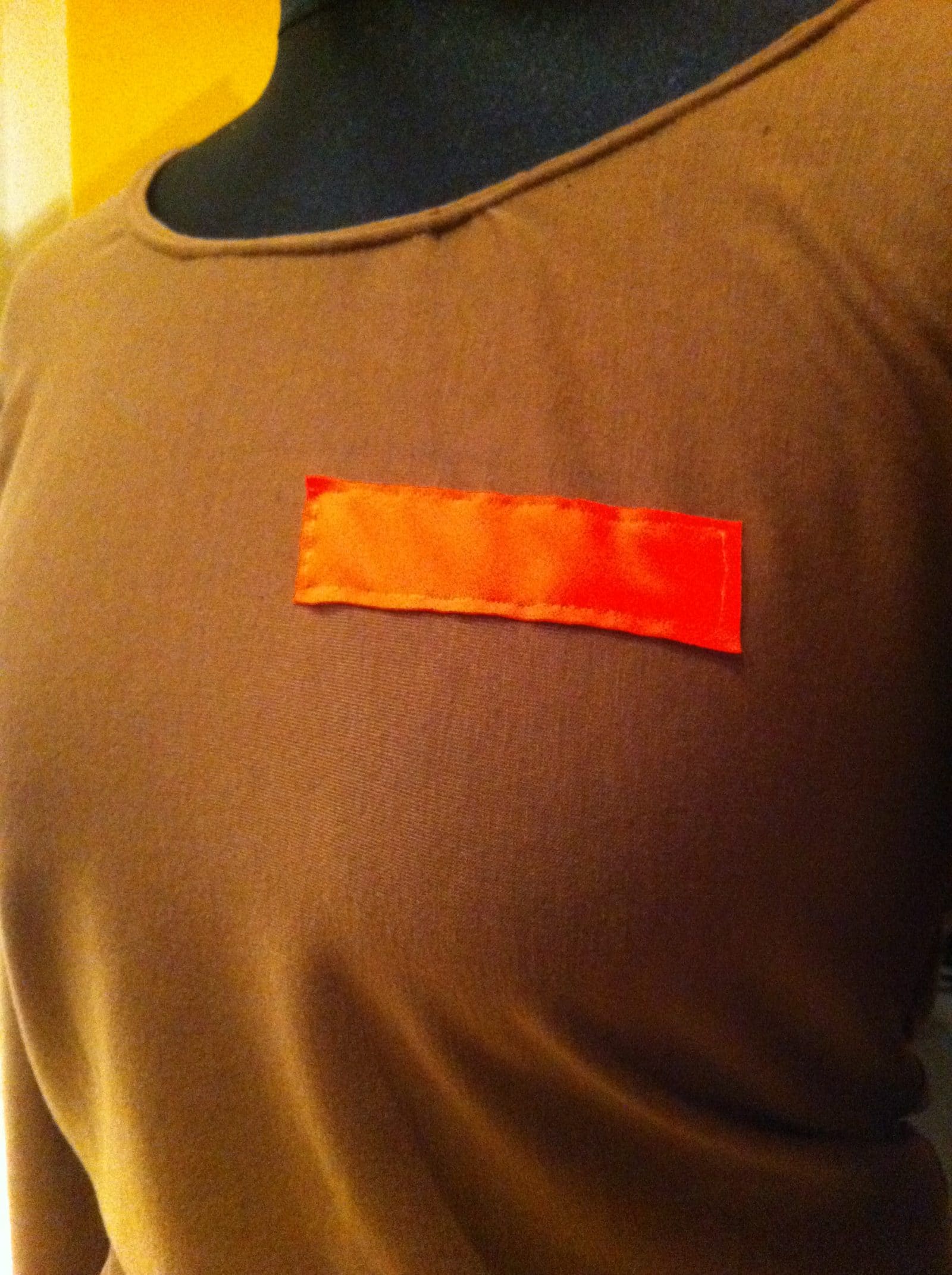 longsleeve braun mit brustpatch neonorange