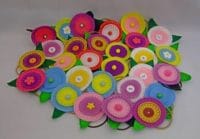 Bunte Blumen als Haargummis Bunte Blumen als Haargummis