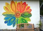 Wandmalerei im Garten und Kräuterhochbeet mit Mosaikarbeit
