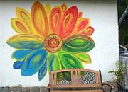 Wandmalerei im Garten und Kräuterhochbeet mit Mosaikarbeit