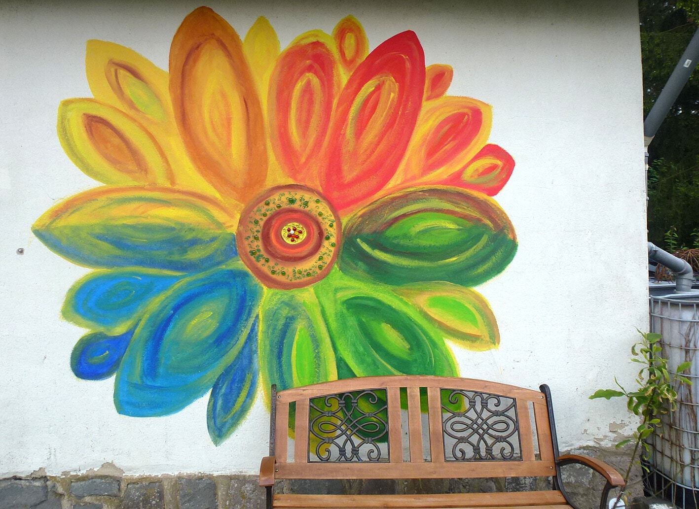 Wandmalerei im Garten und Kräuterhochbeet mit Mosaikarbeit