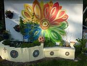 Wandmalerei im Garten und Kräuterhochbeet mit Mosaikarbeit