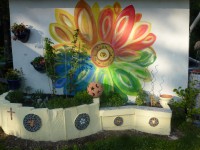 Wandmalerei im Garten und Kräuterhochbeet mit Mosaikarbeit