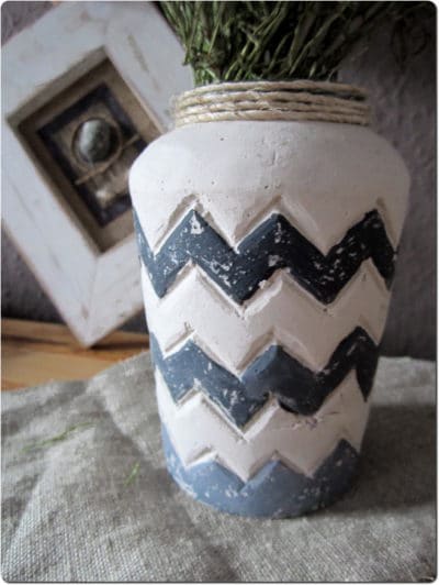 Zickzack-Vase aus Gips