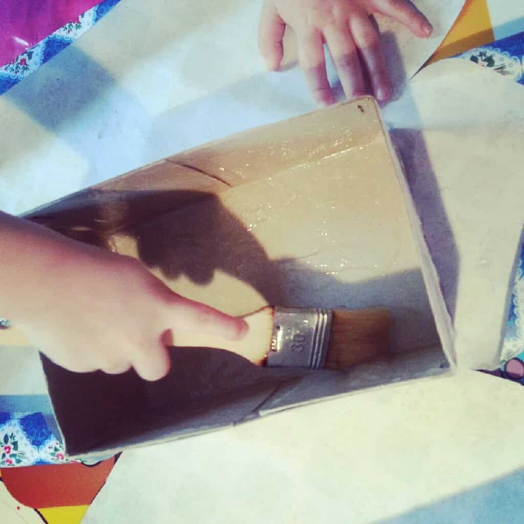 Geschenkkartons kleistern