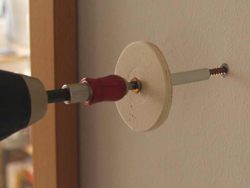 Garderobe aus Stoffknöpfen