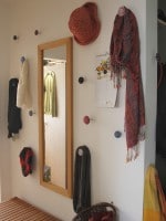 Garderobe aus Stoffknöpfen