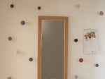 Garderobe aus Stoffknöpfen