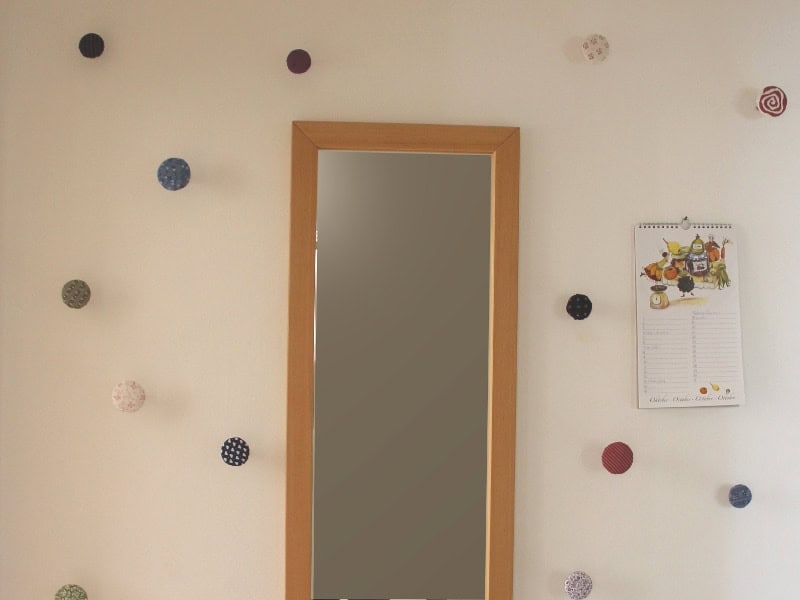 Garderobe aus Stoffknöpfen