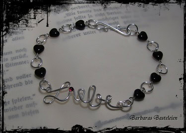  Versilbertes Armband "Liebe" mit schwarzen Glas-Herzen und Granat