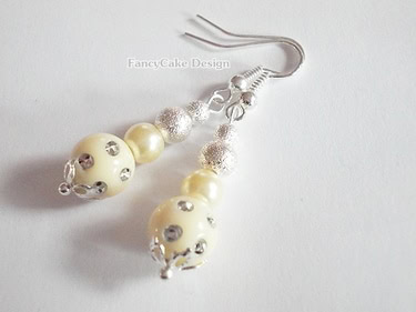Versilberte Ohrhaken in creme Versilberte Ohrhaken in creme