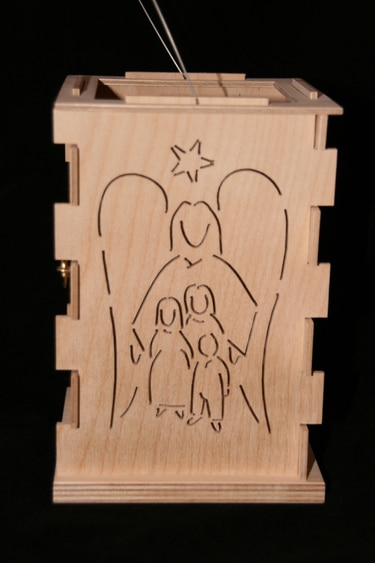Stimmungsvolle Engel-Laterne aus Holz
