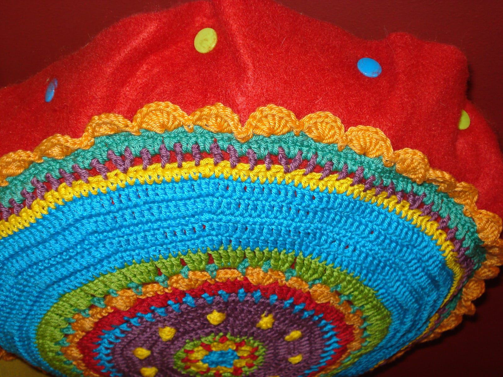 buntes Häkelkissen
