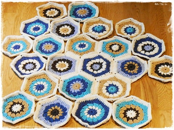 Anleitung für eine Häkeldecke mit Granny Squares bzw. Hexagons