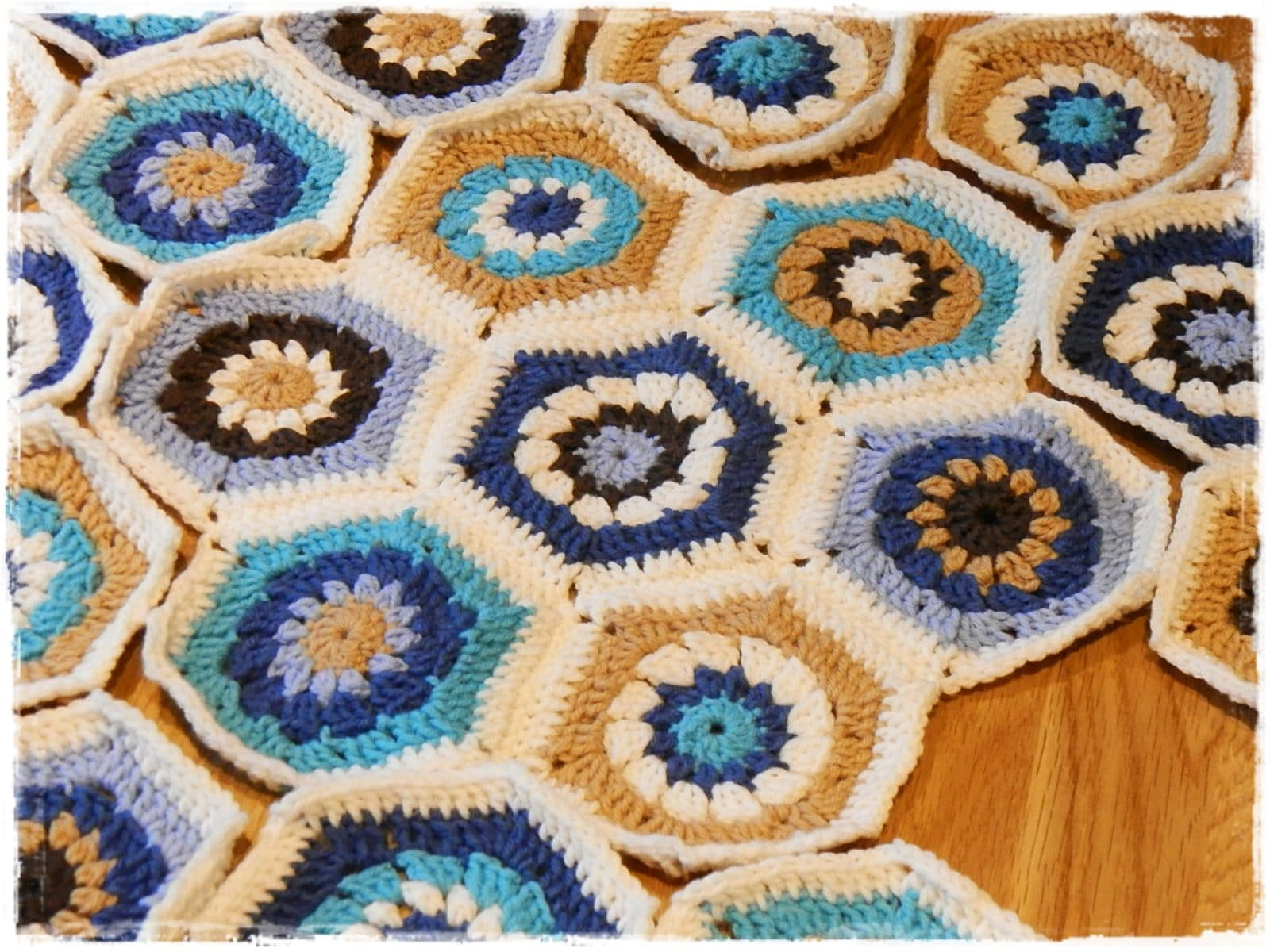Anleitung für eine Häkeldecke mit Granny Squares bzw. Hexagons