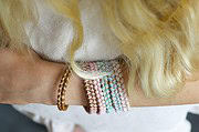 Lederarmband mit bunten Bändern