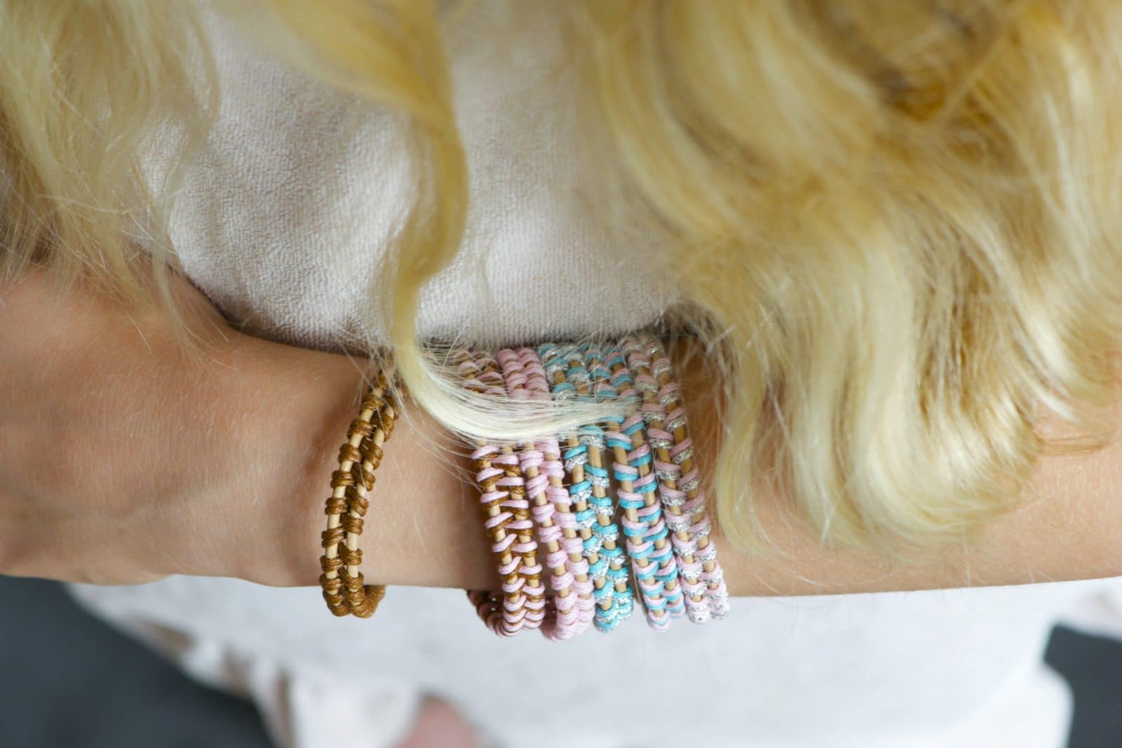 Lederarmband mit bunten Bändern
