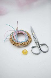 Lederarmband mit bunten Bändern