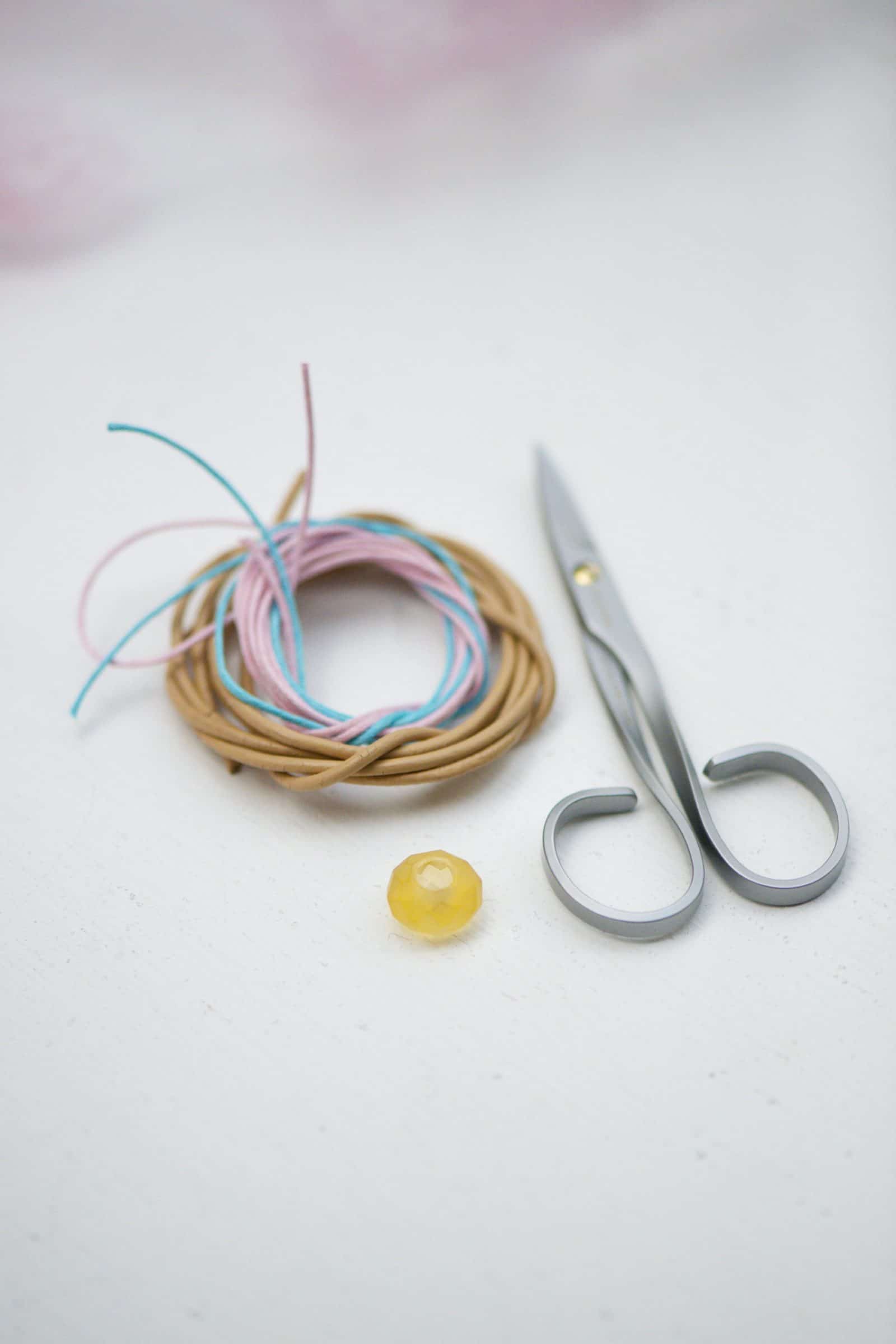 Lederarmband mit bunten Bändern