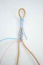 Lederarmband mit bunten Bändern