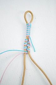 Lederarmband mit bunten Bändern