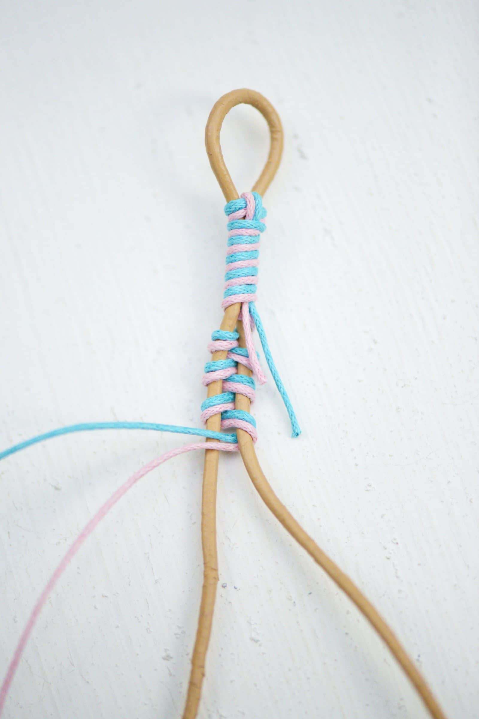 Lederarmband mit bunten Bändern