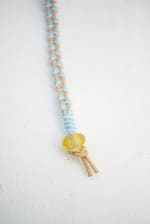 Lederarmband mit bunten Bändern