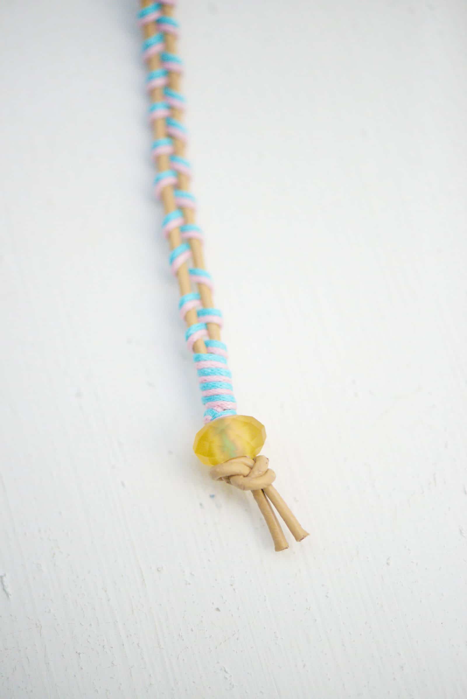 Lederarmband mit bunten Bändern