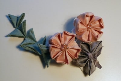 Ganz einfach Origami-Blüten aus Seide falten: Kanzashi