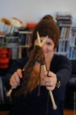 Einfache Pudelmütze aus dicker Wolle stricken