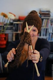 Einfache Pudelmütze aus dicker Wolle stricken