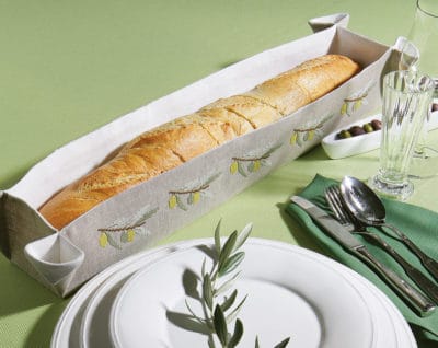 Baguettekorb mit Oliven