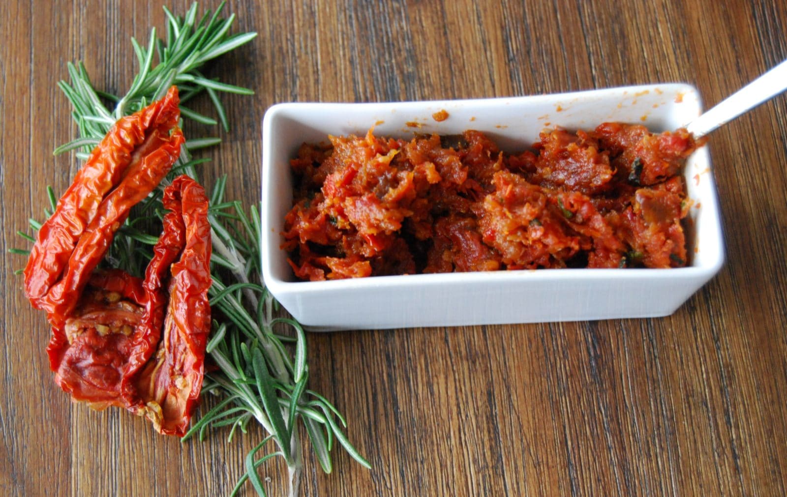 Fruchtig und herzhaft zugleich: Tomaten-Aprikosen-Pesto