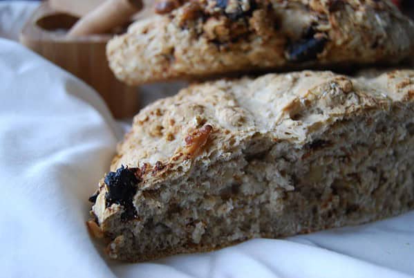 Müslibrot mit Walnüssen, Pflaumen und Haferflocken