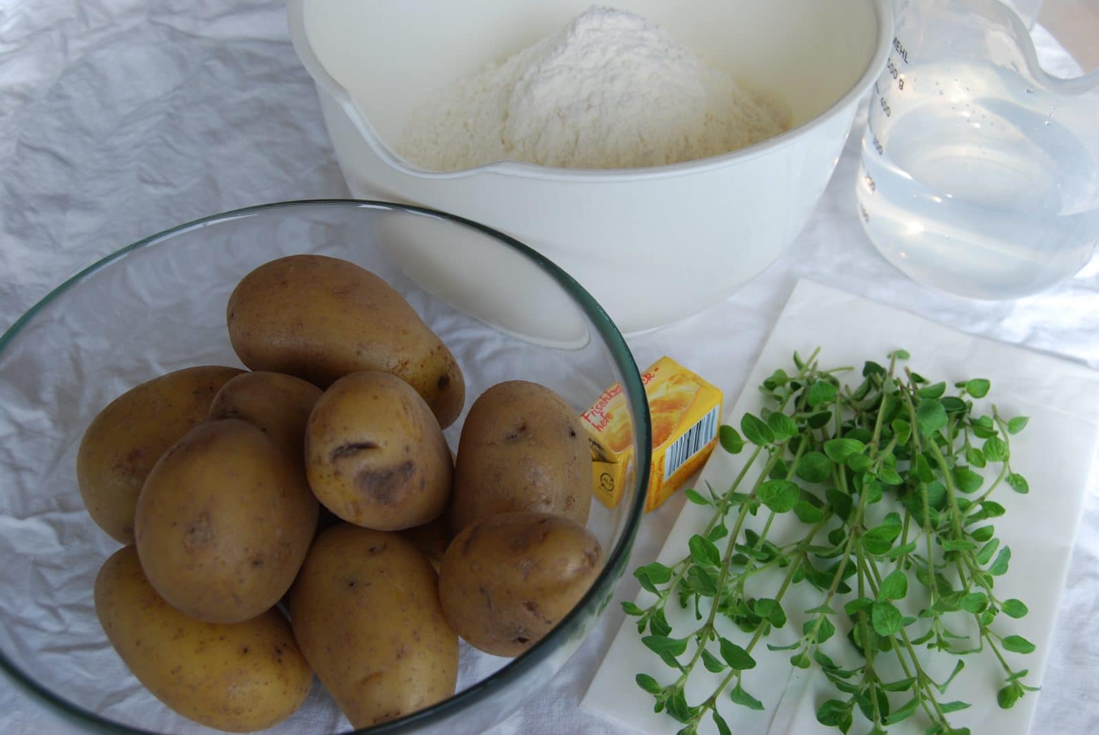 Kartoffelbrot mit grünen Flecken (Kräutern)