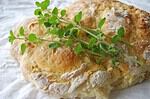 Kartoffelbrot mit grünen Flecken (Kräutern)